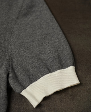 Zweifarbiges Baumwoll-Poloshirt mit Johnny-Kragen – Weiß/Grau