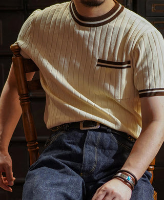 Kontrastfarbenes, geripptes Strick-T-Shirt mit Rundhalsausschnitt