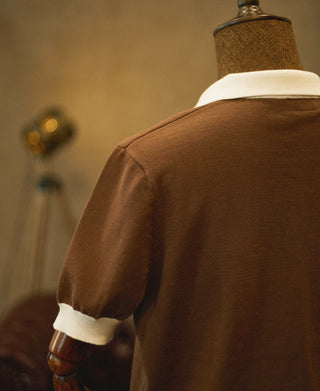 Zweifarbiges Baumwoll-Poloshirt mit Johnny-Kragen – Weiß/Braun